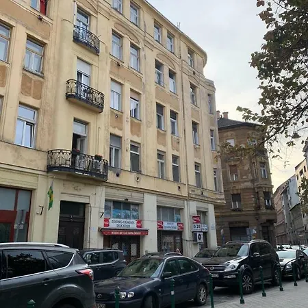 Romantic Chic & Charming Green Square At Palace District