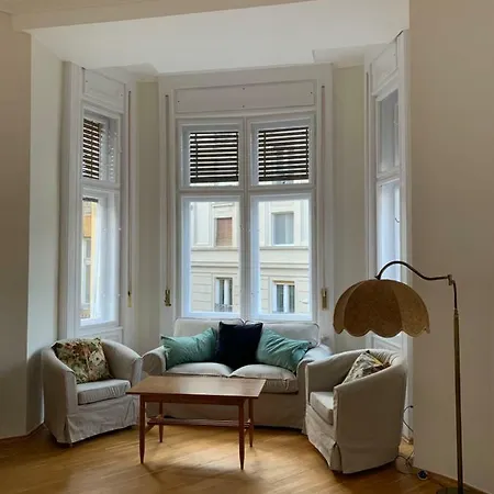 Romantic Chic & Charming Green Square At Palace District Appartamento Budapest