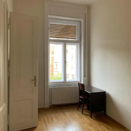 Romantic Chic & Charming Green Square At Palace District Apartamento